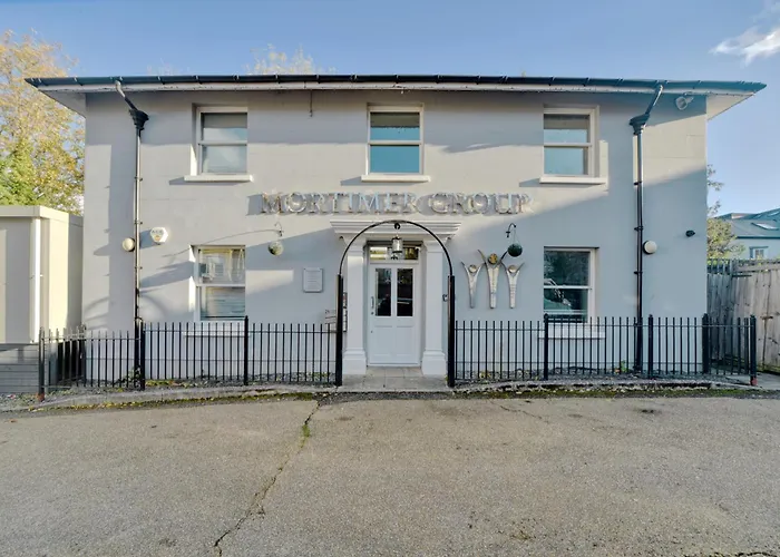 Modern Bromley Serviced Apartment, Near Town Centre And Transport Links