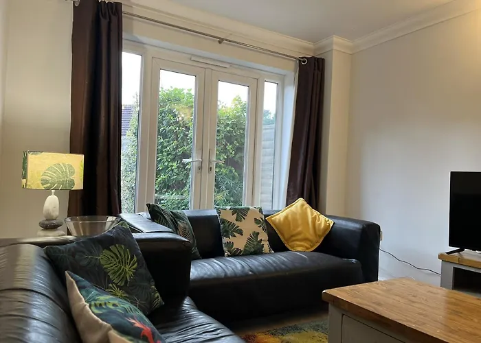 Chineham Town-House, Great For Group Get-Aways, Families & Contractors