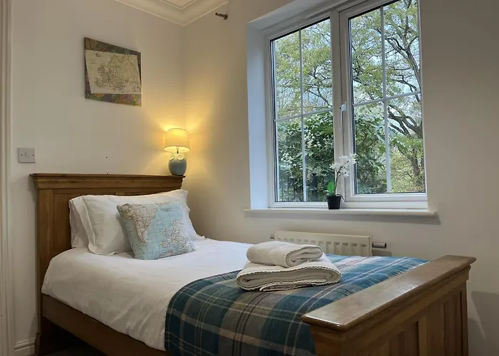 Chineham Town-House, Great For Group Get-Aways, Families & Contractors