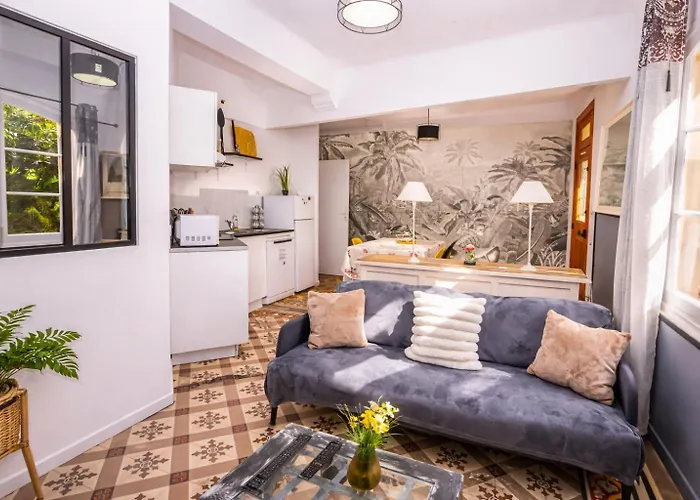 Reve D'Azur: Beachfront Villa with Shared Pool and BBQ Terrace