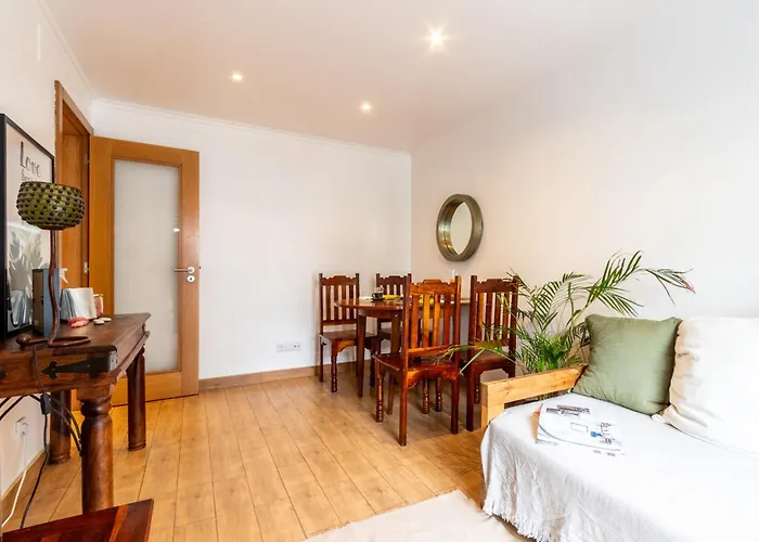 Family Apartment Near Beach & Train To Lisbon And Cascais