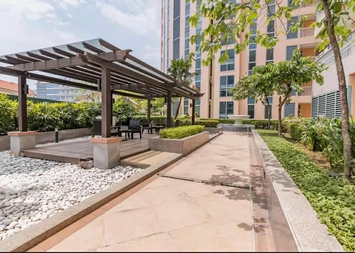 Bgc, Luxe Mckinley Condo At Venice Residences, Free Parking And Wifi