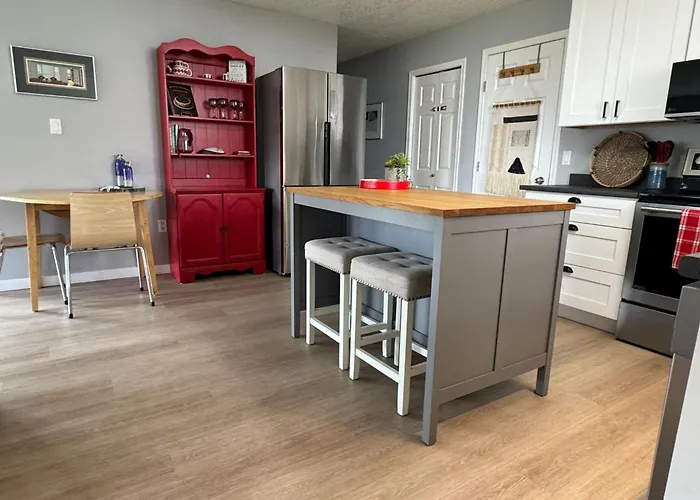Lovely 2 Bedroom Suite Steps From The Beach