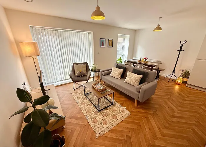 Issara Apartments 41 - Great Location & Private Parking