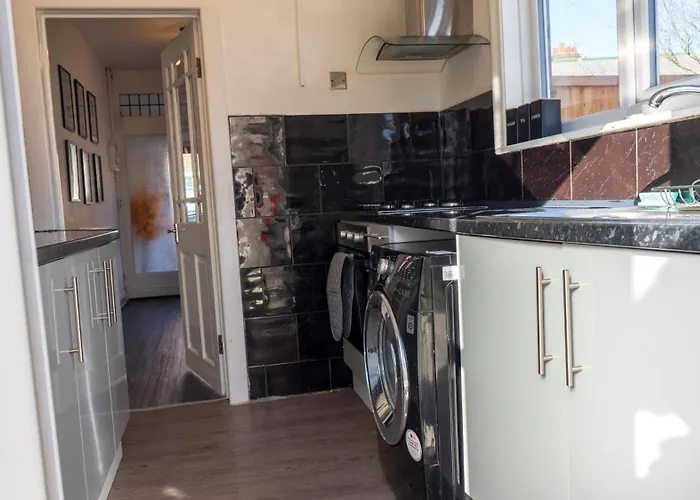 Spacious Private Home Sleeps 5 Garden & Parking