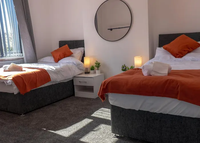 Spacious Private Home Sleeps 5 Garden & Parking