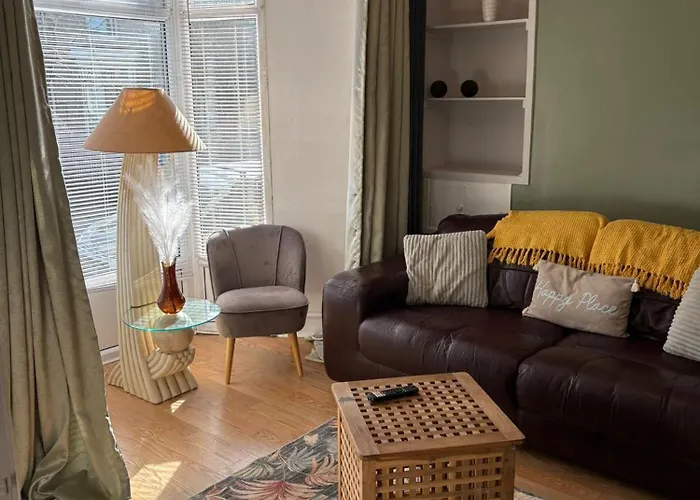 Stylish New House Sleeps 5 Max