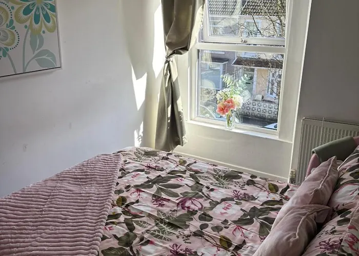 Stylish New House Sleeps 5 Max
