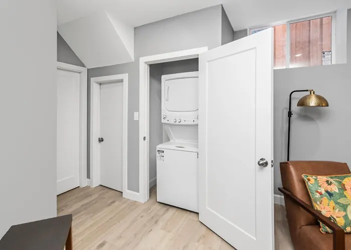Cozy Spacious 2Br Suite With Parking & Wi-Fi