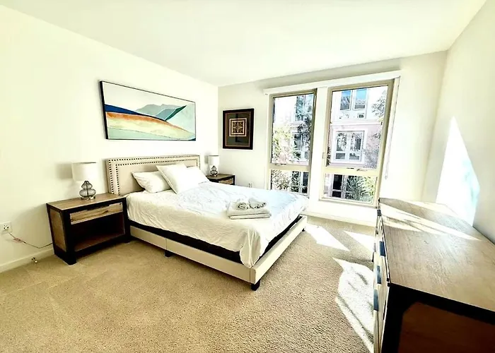 Bright 2Br Retreat - Pool, Spa & Garage Parking