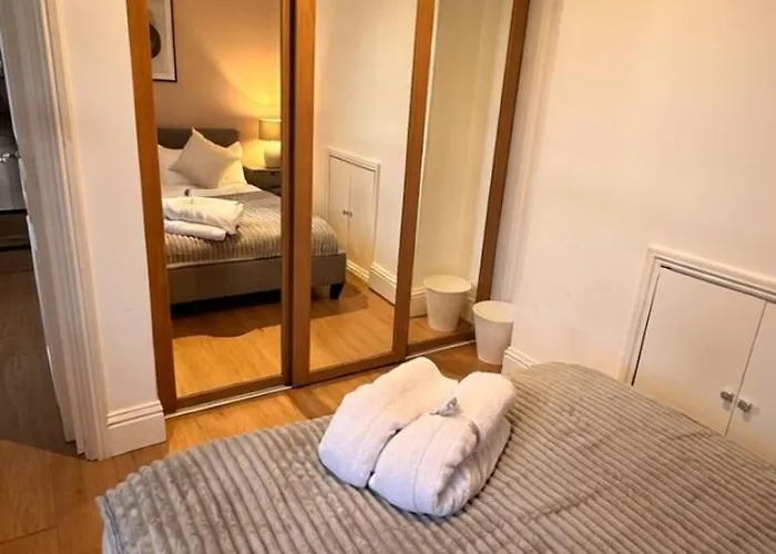 New! 2 Bedroom Flat, Free Parking, Ps5 And Netflix, Ideal For Professionals, Relocators And Families 1 Minute To The Centre And Station