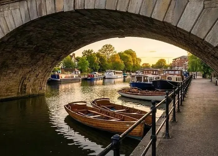 New! 2 Bedroom Flat, Free Parking, Ps5 And Netflix, Ideal For Professionals, Relocators And Families 1 Minute To The Centre And Station