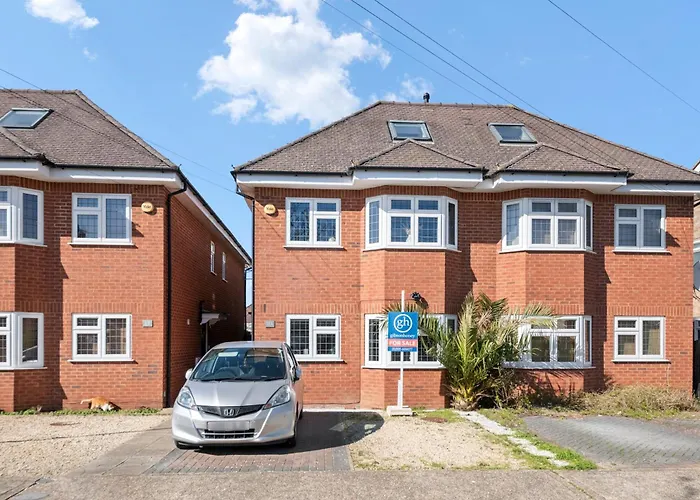 3Bed House In Ruislip By Arp Homes, Driveway Parking And Garden