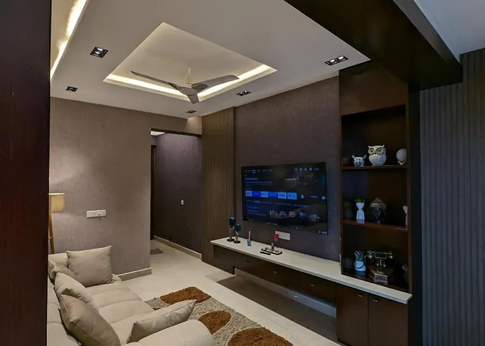 2Bhk Aurea Stays Luxury Living With Balcony Views Near Dn Regalia Mall Bhubaneswar