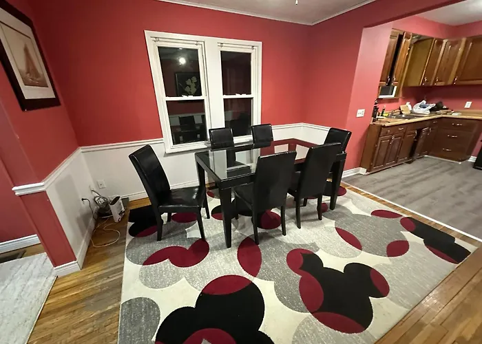 Downtown 2 Bedroom Main Floor Apartment
