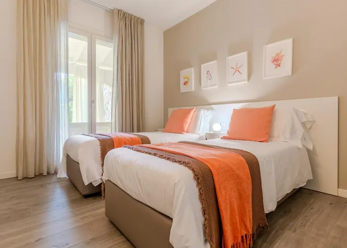 Villa Prestige - Steps From The Sea Shared Pool