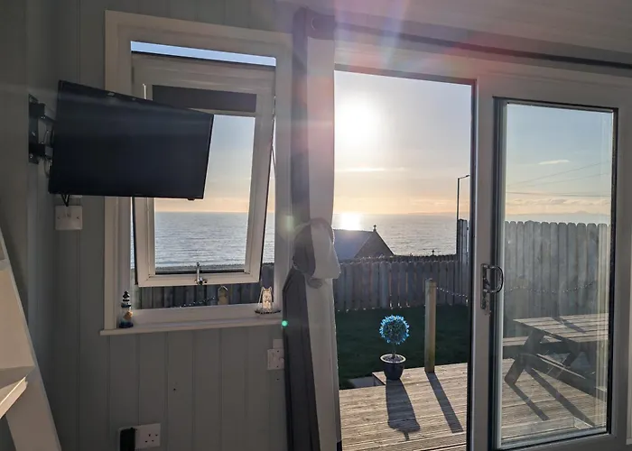 Allibella Shepherds Hut, Amazing Seaview, Private Garden, Pet Friendly