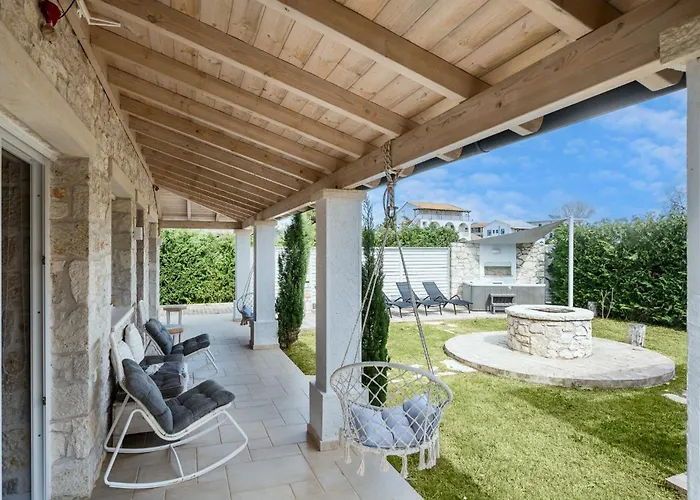 Villa Estia With Outdoor Hot Tub - Next To The Beach