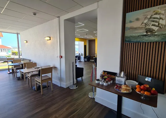 Torland Hotel - Seafront Location, Guaranteed Free Parking