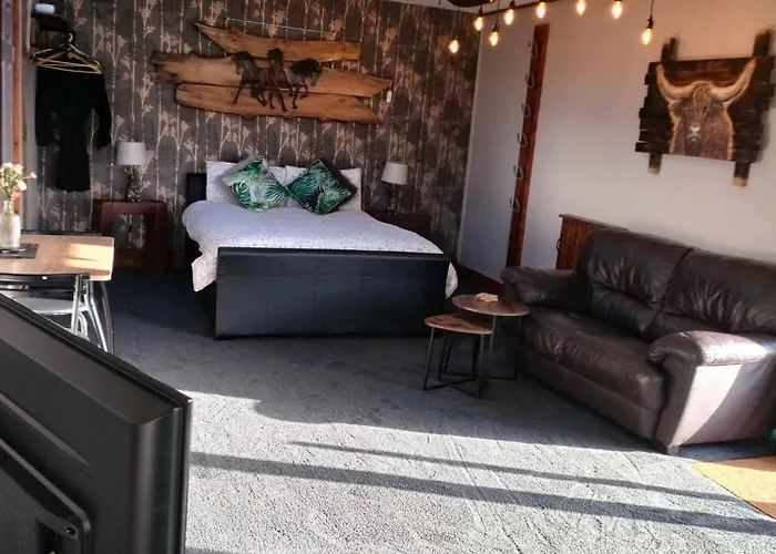 The Hideaway With Hot Tub