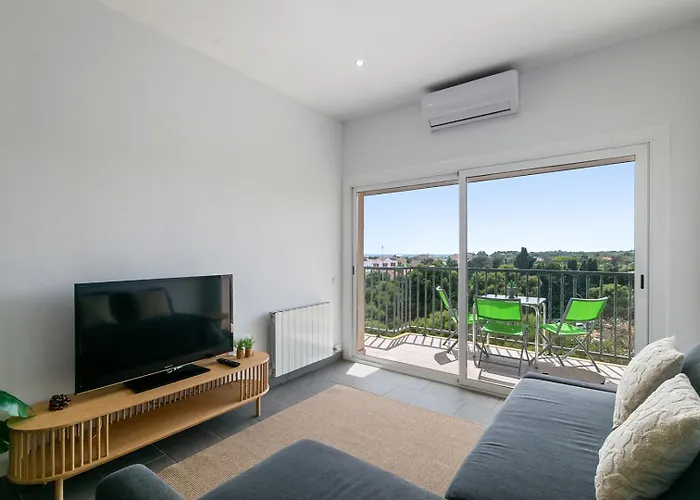 Cosy Well Situed Apartment With Sea View