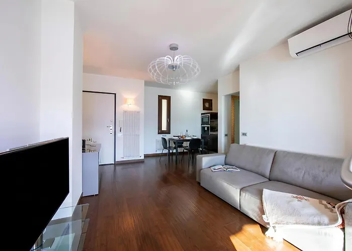 Panorama Lake View Apt + Pool & Beach - Happy Rentals