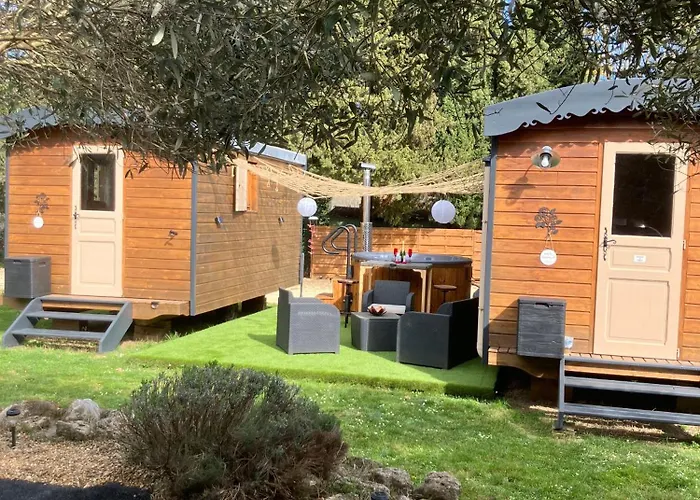 Roulotes De Charme Avec Piscine Chauffee Et Bain Nordique A Uzes