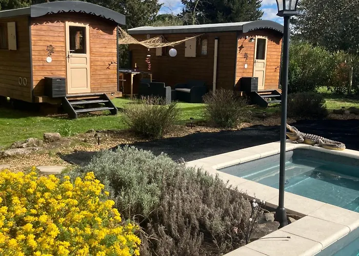 Roulotes De Charme Avec Piscine Chauffee Et Bain Nordique A Uzes