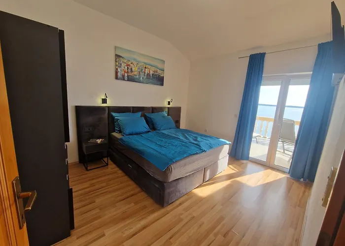 Family Apartments Iris 20M From The Beach, In Mandre