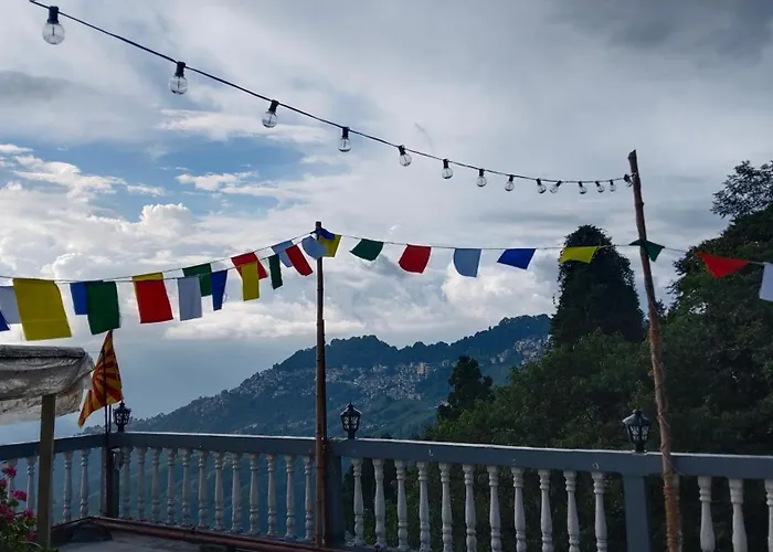 Hotel Sakura Mountain View 5 Mins From Darjeeling Railway Station