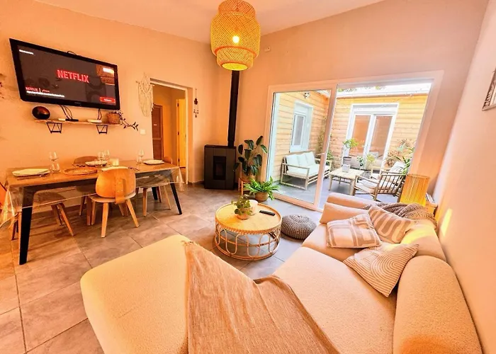 Maison Langevin 2-Bedroom House With Cozy Garden & Patio