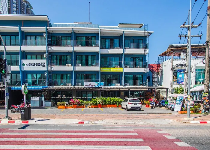 Jomtien Beach Sleep Inn - Steps From Beach & Market