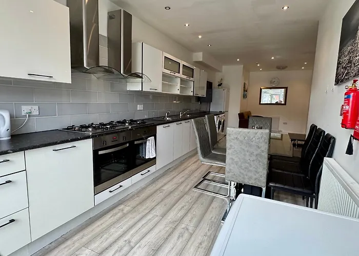 2 Bedroom 2 Bathroom Ground Floor Apartment In Newbury Park, Ilford