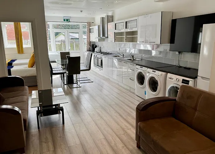 2 Bedroom 2 Bathroom Ground Floor Apartment In Newbury Park, Ilford
