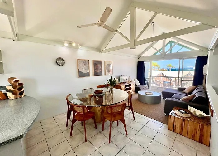 Waterfront U4 - Panoramic Ocean & River Views Centrally Located -Luxury Multi-Level Accommodation