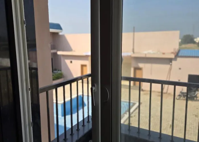 R N Hotel & Lawn