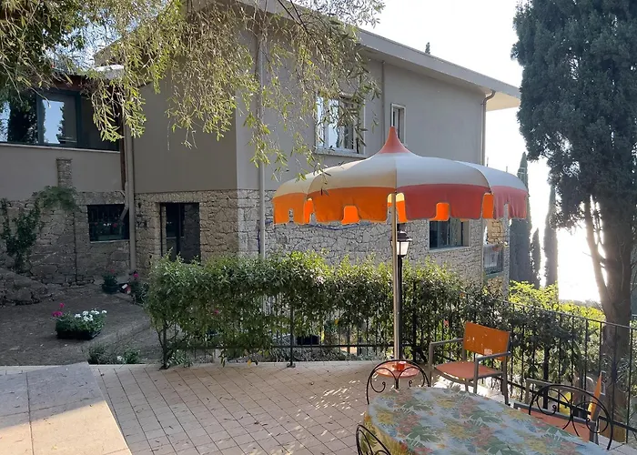 Panoramic Lake View Apartments With Pool & Breakfast