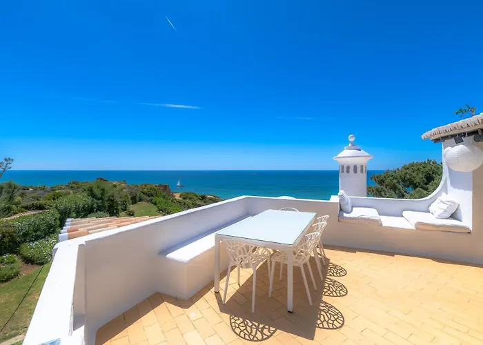 E&M Beach House - Creative Space For Creative People