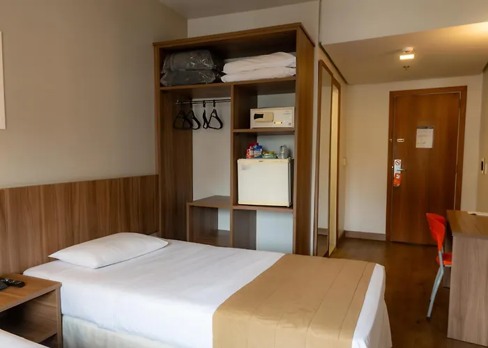 Hotel Continental Business - 200 Metros Do Complexo Hospitalar Santa Casa