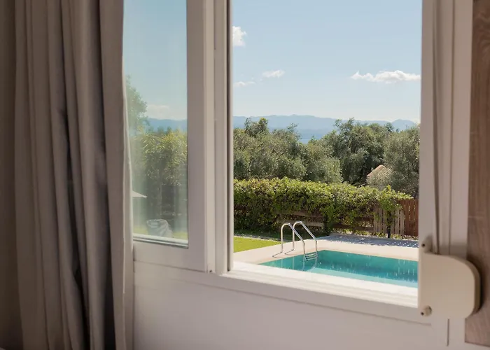 Villa Renata -Pool, Large Garden & Free Parking, 2 Minutes Walk From The Beach