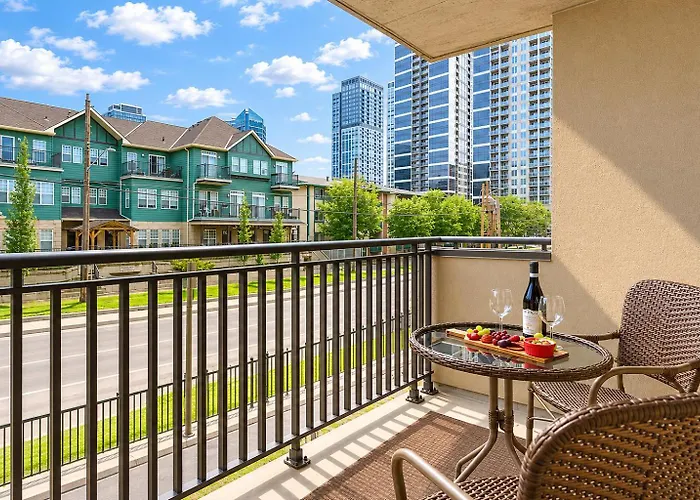 Entire Downtown Condo Steps To Bmo & Stampede With Parking, 1,5 Hrs To Banff