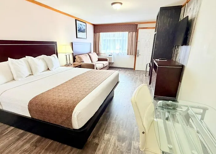 Travelodge By Wyndham Golden Sportsman Lodge