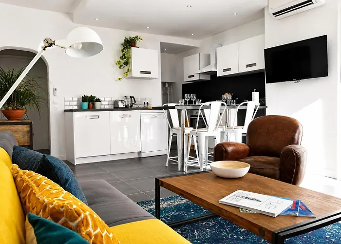 Beautifully Bright Apartment In Old Town Saint-Tropez