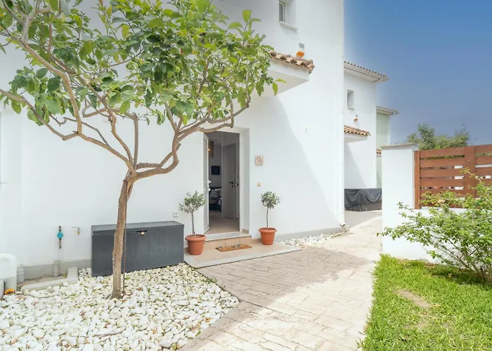 Phoebes Place At Kalamaki Court, 2 Bedroom Villa With A Shared Pool - Fully Refurbished For 2026