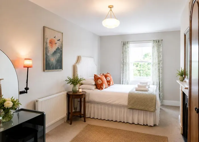Stylish Top Floor Retreat With Stunning Solent Views