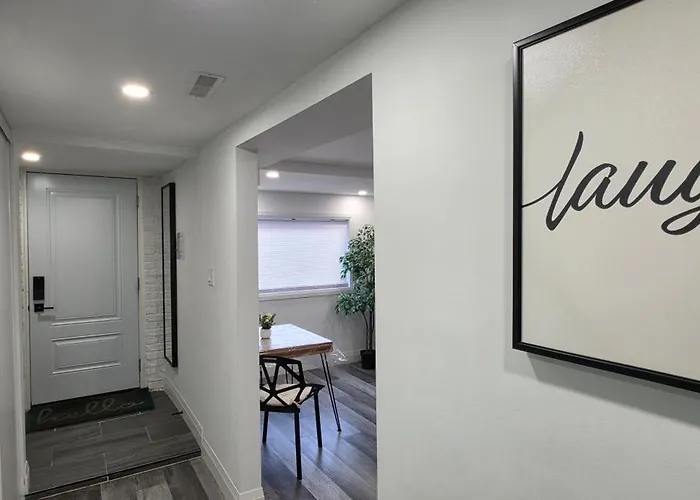 Renovated Guest Suite Near The Lake & High Park In Toronto!