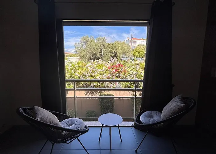 Studio Climatisee Dans Residence A 5 Minutes Des Plages A Pied