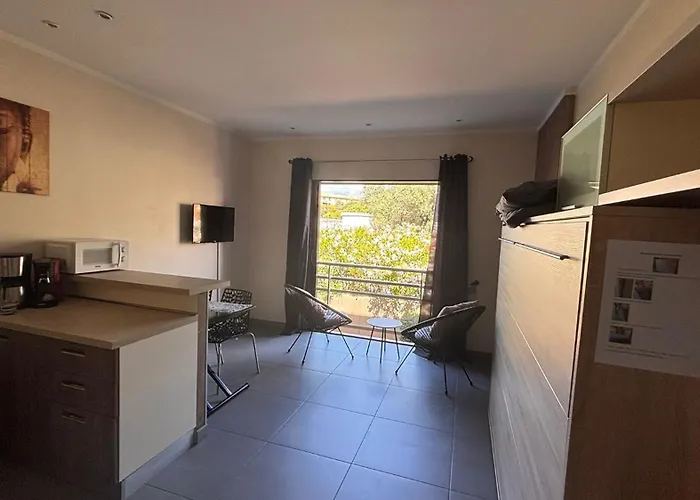 Studio Climatisee Dans Residence A 5 Minutes Des Plages A Pied