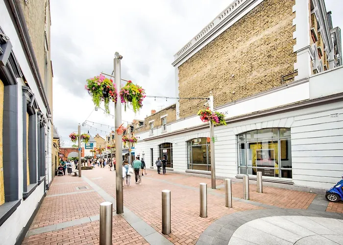 Elegant Apartment - Near Tube, Perfect For Family & Business Stays