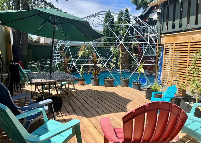 Charming "Melrose Place" W Year-Round Heated Pool, Deck & Grill